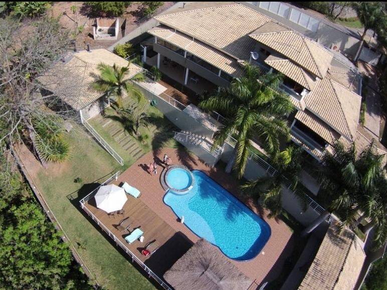 Casa à venda e aluguel com 5 quartos, 890m² - Foto 1